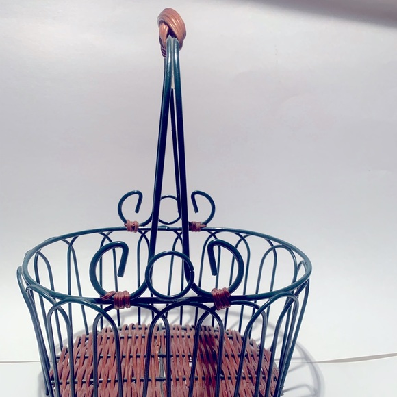 Green wire basket with brown woven bottom - Picture 1 of 5